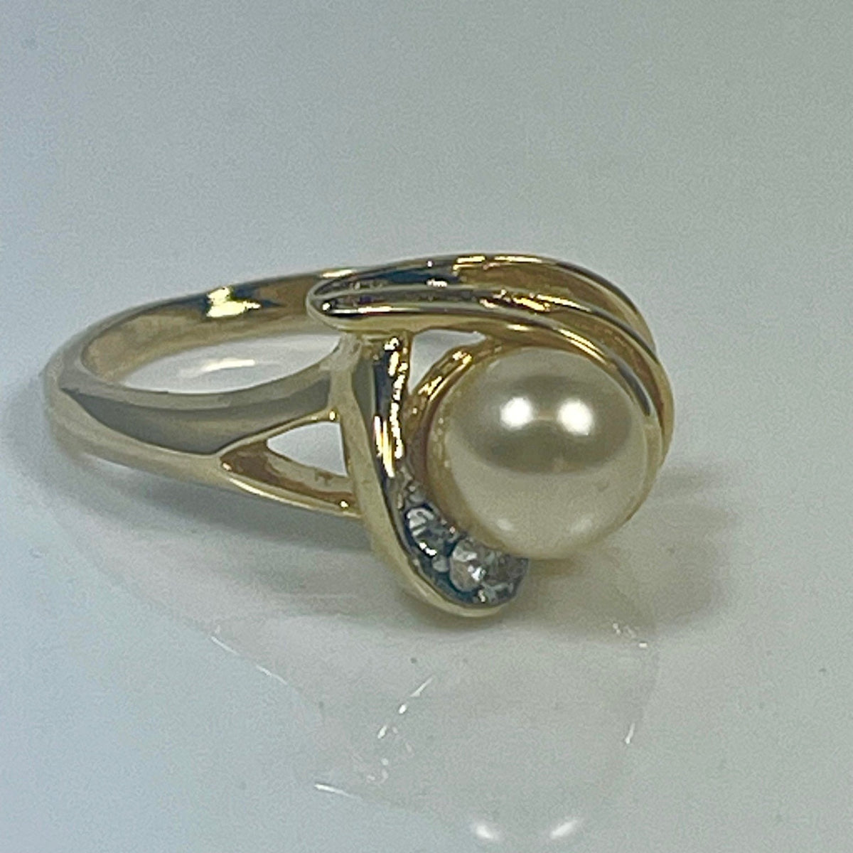 Vintage Ring Cultured Pearl 18k Gold Plated Ring with Clear Austrian Crystal Accents