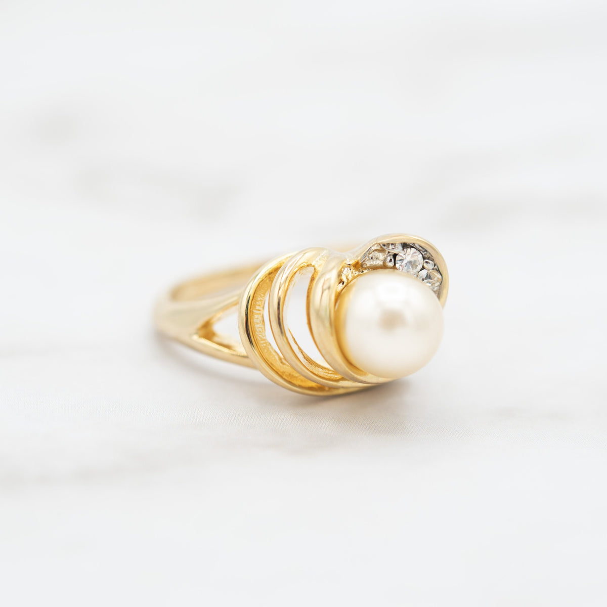 Vintage Ring Cultured Pearl 18k Gold Plated Ring with Clear Austrian Crystal Accents