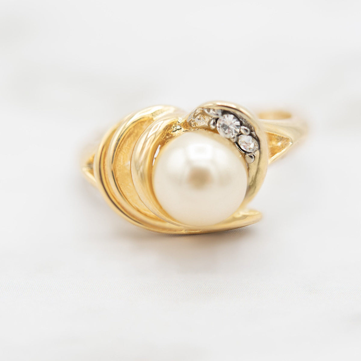 Vintage Ring Cultured Pearl 18k Gold Plated Ring with Clear Austrian Crystal Accents