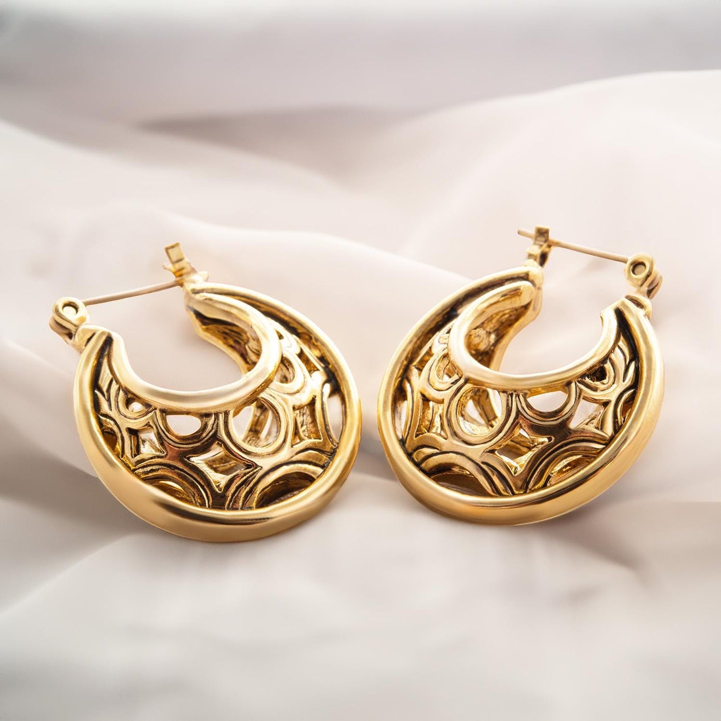Womens Vintage Oscar de la Renta Small Hoop Earrings Open Cutout Design Gold Plated Sterling Silver Post OSE-244-Y