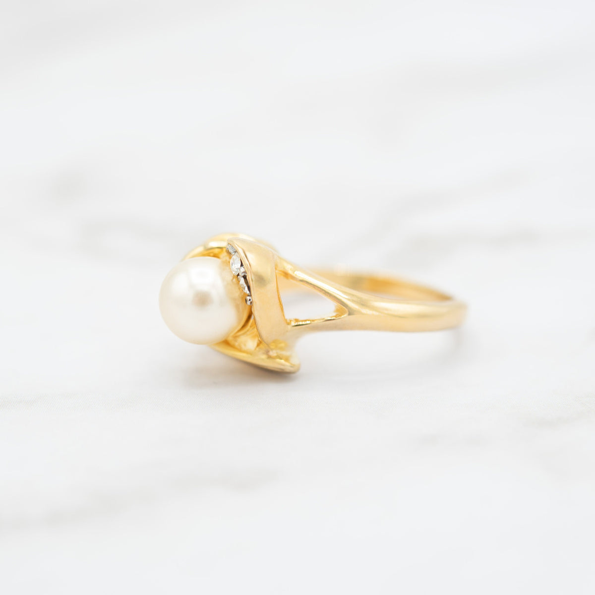 Vintage Ring Cultured Pearl 18k Gold Plated Ring with Clear Austrian Crystal Accents