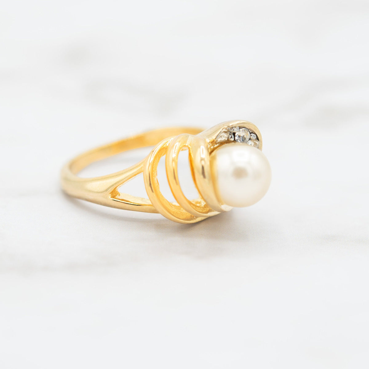 Vintage Ring Cultured Pearl 18k Gold Plated Ring with Clear Austrian Crystal Accents