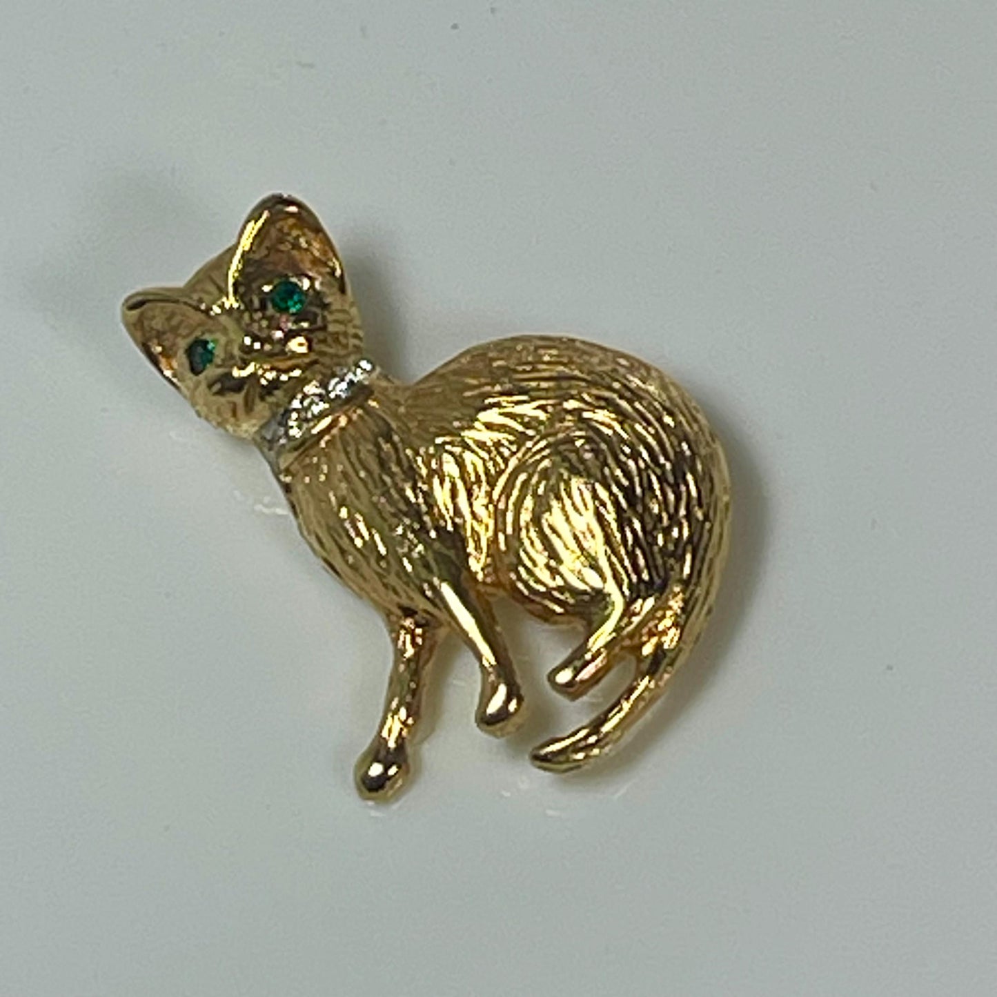 Hand Crafted Fancy Cat Pin Clear and Emerald Austrian Crystal Eyes Antique Brooch for Women Gold Plated Gift for Women Lapel Pin Kitten