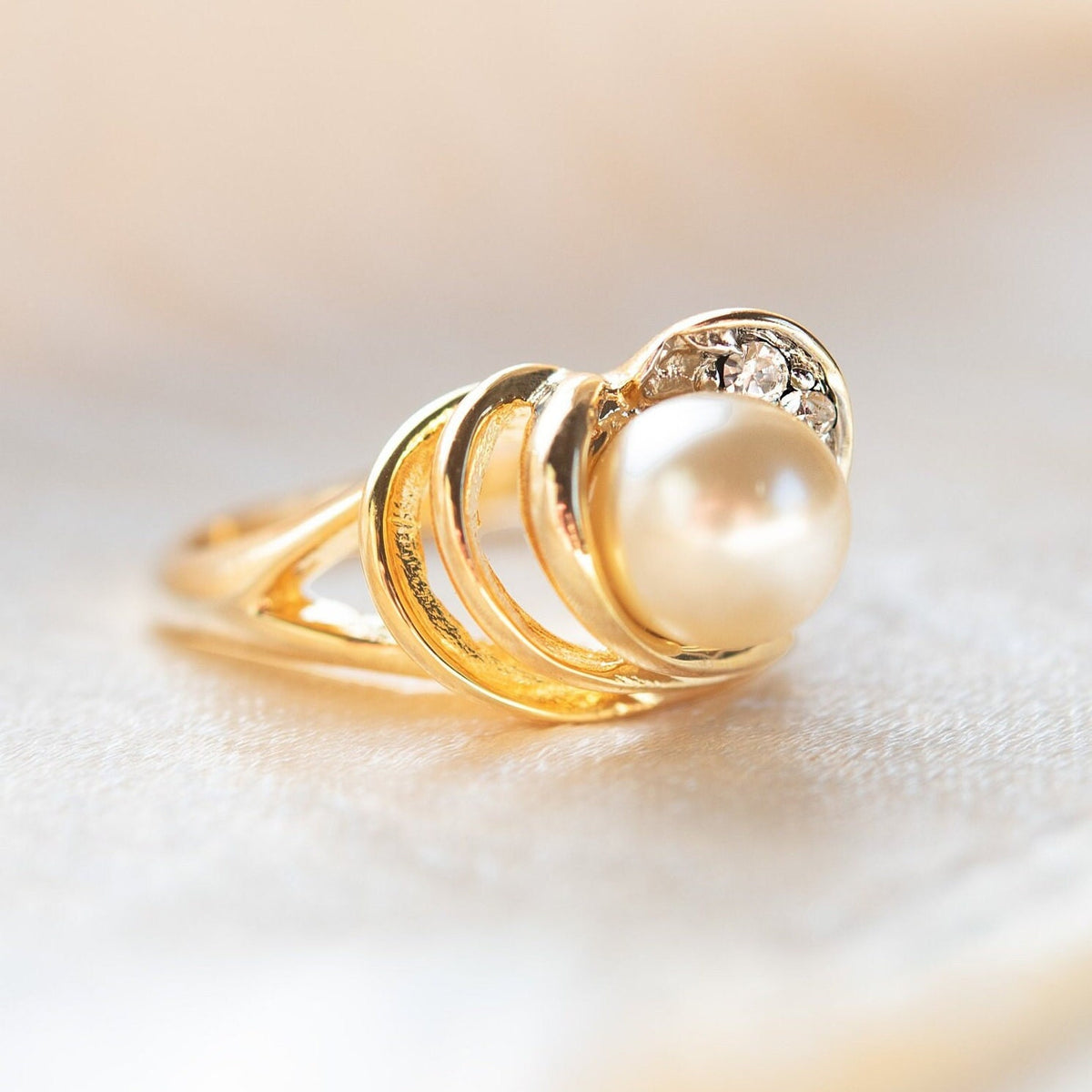 Vintage Ring Cultured Pearl 18k Gold Plated Ring with Clear Austrian Crystal Accents