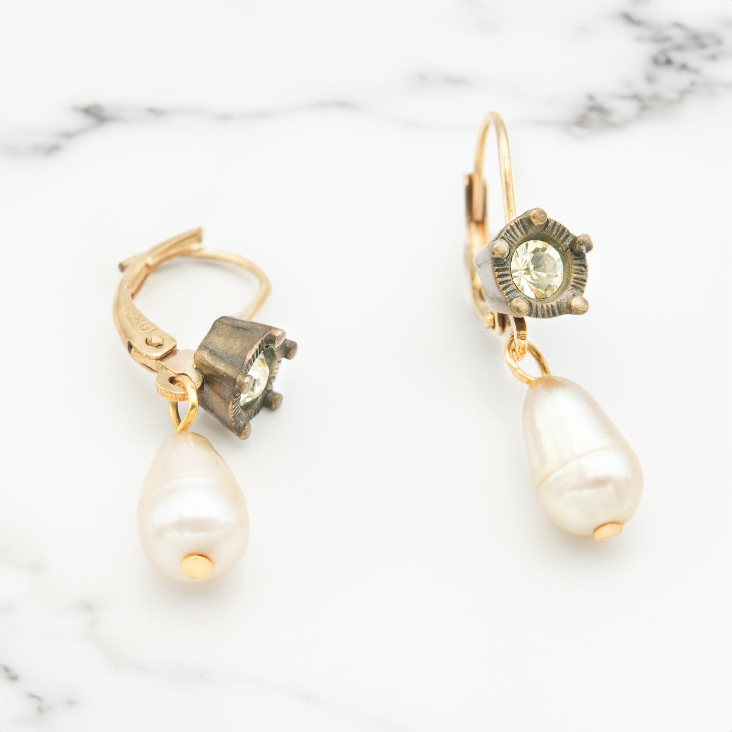 Vintage Earrings Oscar De La Renta 14 kt Gold, Genuine Fresh Water Pearl Light Peridot Crystal Dangle Wire OSE-24065-PY