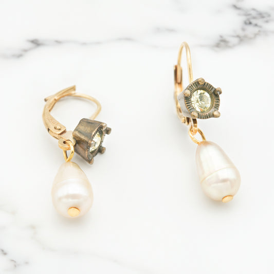 Vintage Earrings Oscar De La Renta 14 kt Gold, Genuine Fresh Water Pearl Light Peridot Crystal Dangle Wire OSE-24065-PY