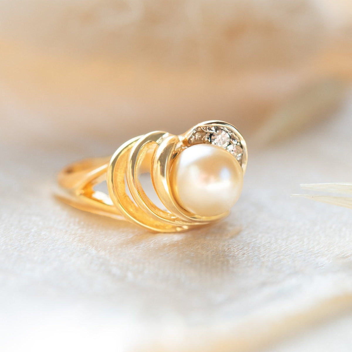 Vintage Ring Cultured Pearl 18k Gold Plated Ring with Clear Austrian Crystal Accents