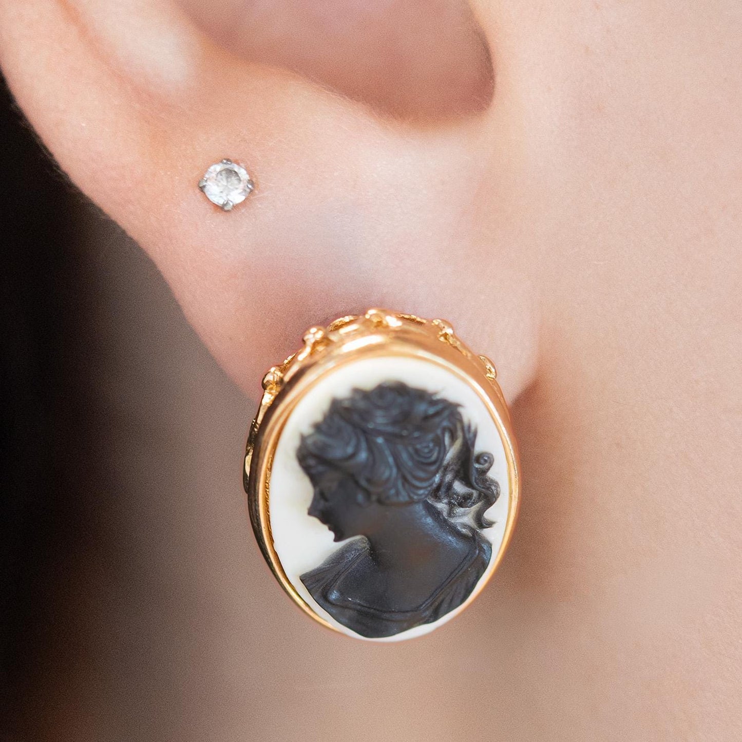 Women's Vintage Cameo Earrings Black on White Bead Gold Electroplated Setting 3/4" Oval