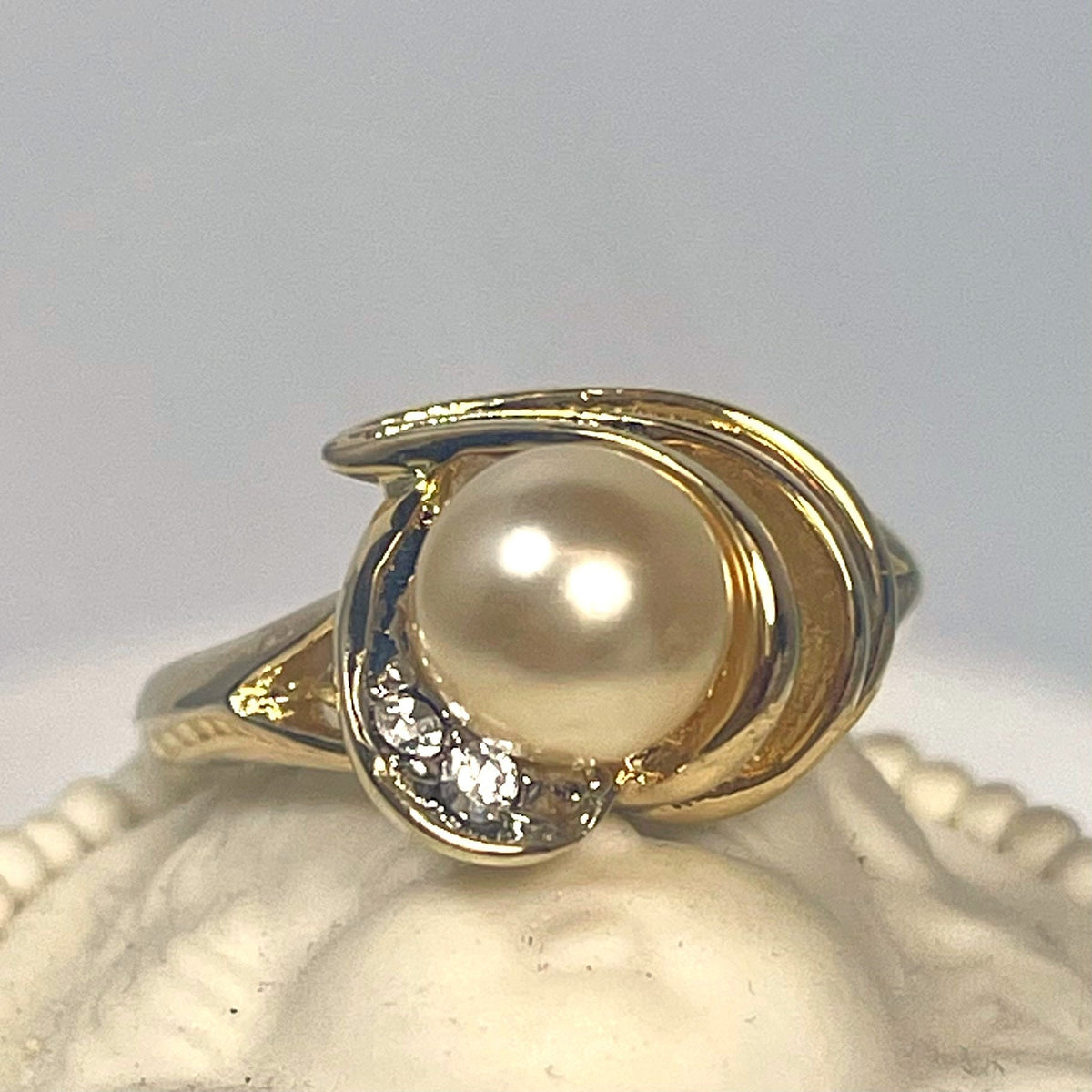 Vintage Ring Cultured Pearl 18k Gold Plated Ring with Clear Austrian Crystal Accents
