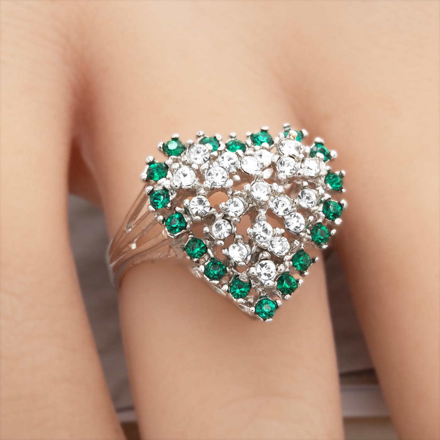 Vintage 1980s Heart Ring with Emerald Green and Clear Austrian Crystals – 18kt White Gold Electroplated jewelry image 1
