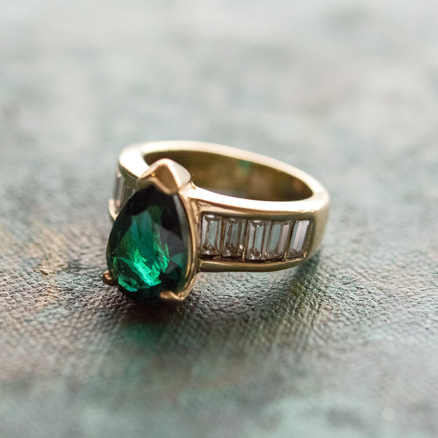 Vintage 1970s Ring Teardrop Solitair Austrian Crystals 18k Yellow Gold Electroplate