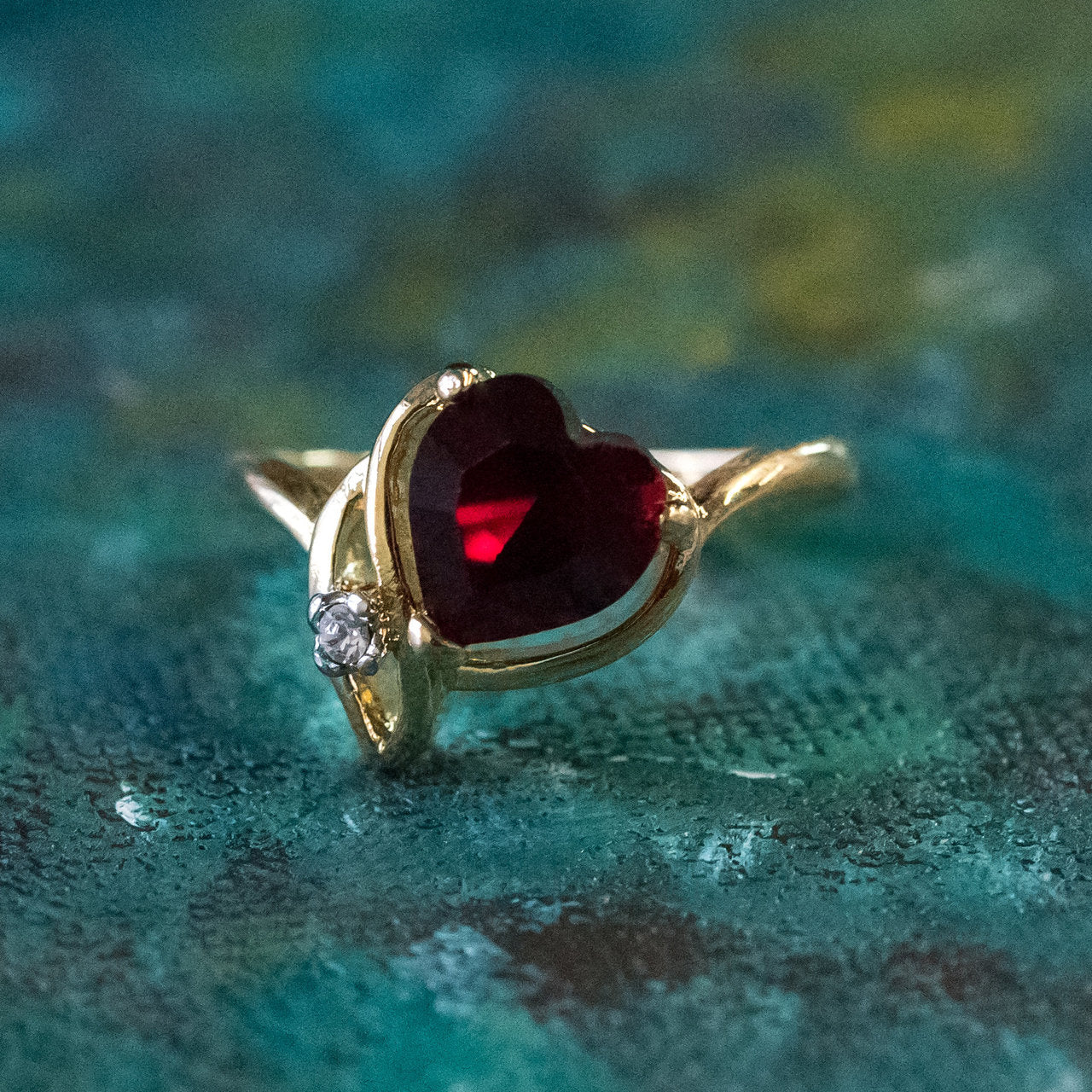 Vintage Jewelry Emerald Austrian Crystal Heart Ring 18k Yellow gold Electroplated Made in the USA