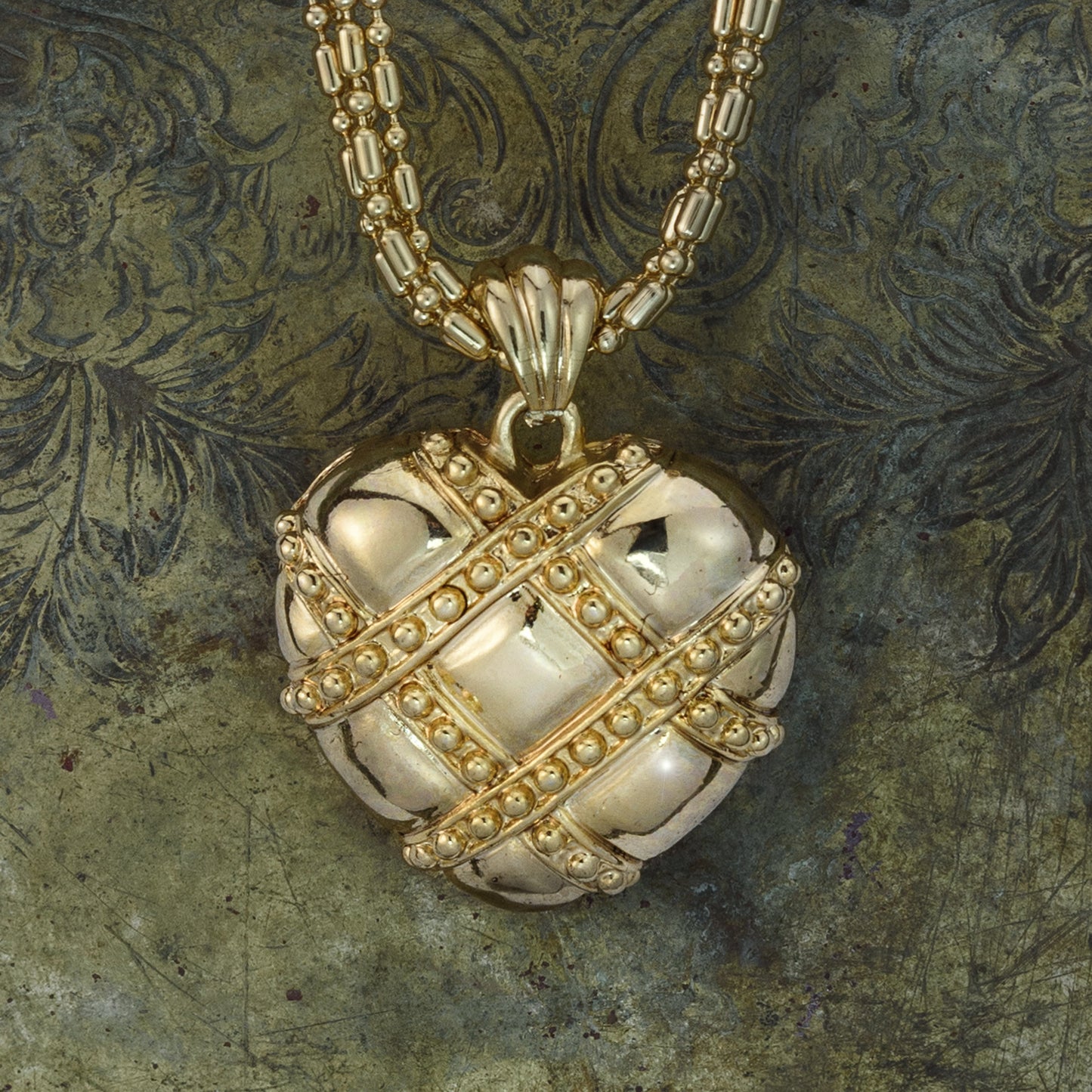 vintage-gold-tone-heart-pendant-necklace