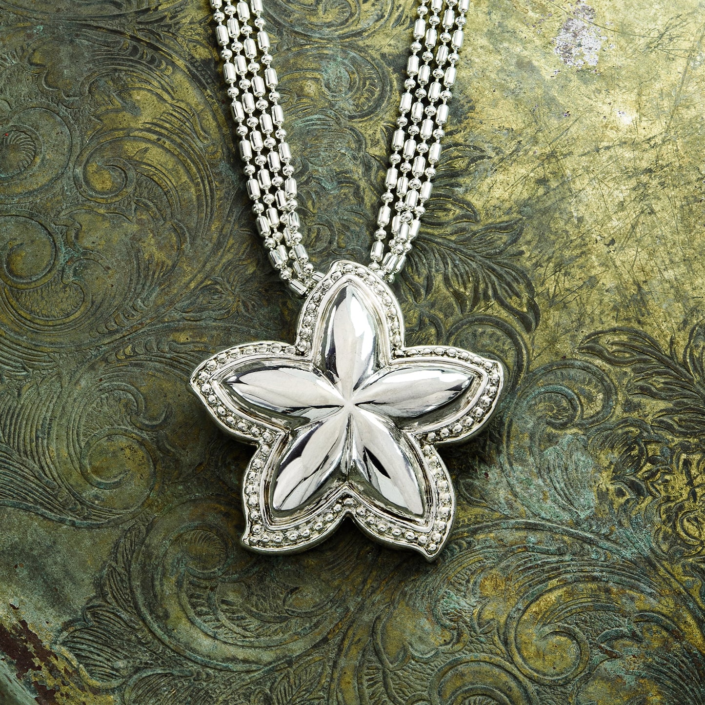 vintage-oscar-de-la-renta-white-gold-tone-star-pendant