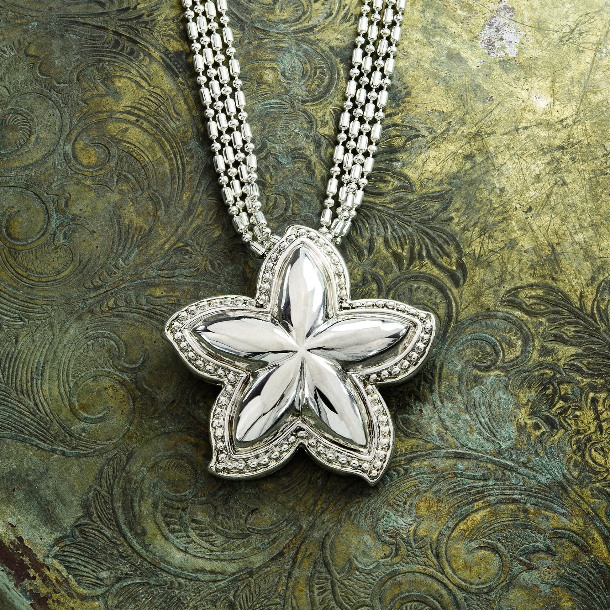 vintage-oscar-de-la-renta-white-gold-tone-star-pendant