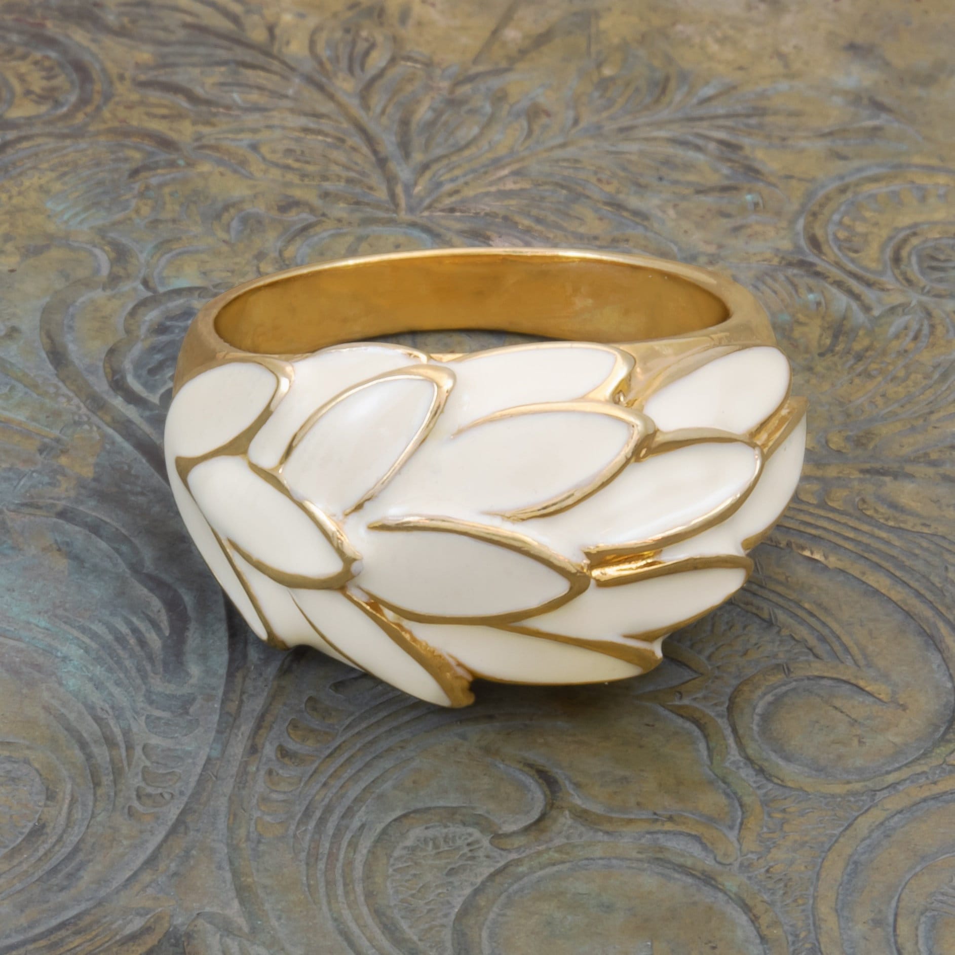 Vintage Ring 1970s White Enamel Leaf Motif 18k Gold Antique Nature Jewlery for Women #R1933 - Limited Stock - Never Worn